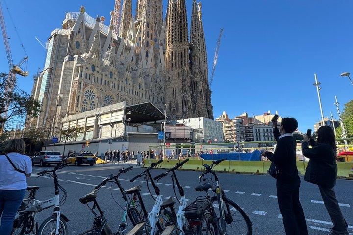 バルセロナサグラダファミリア電動スクーターまたはEバイクツアー