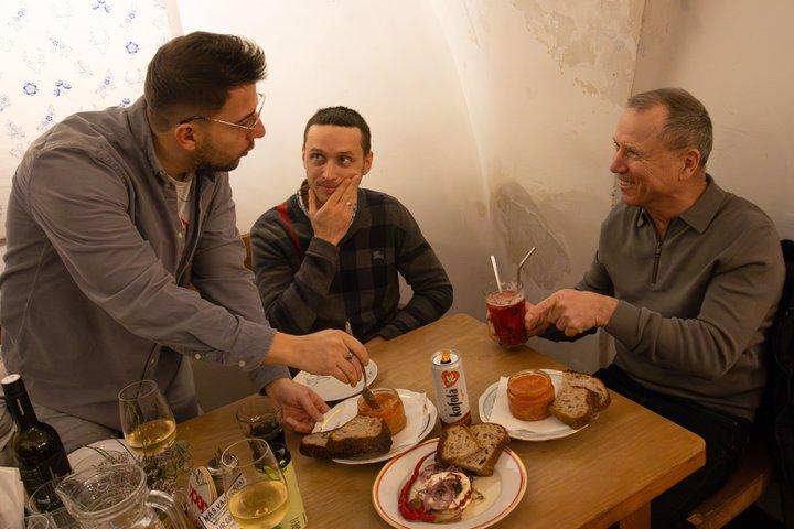 Praga Food Tour com 10 degustações de clássicos checos autênticos