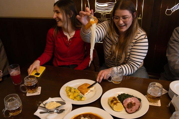 Praga Food Tour com 10 degustações de clássicos checos autênticos