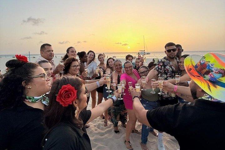 Tour in bus al tramonto con brindisi allo champagne sulla spiaggia e karaoke