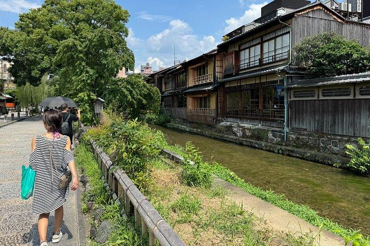 京都 : 少人数祇園芸者地区散策ツアー