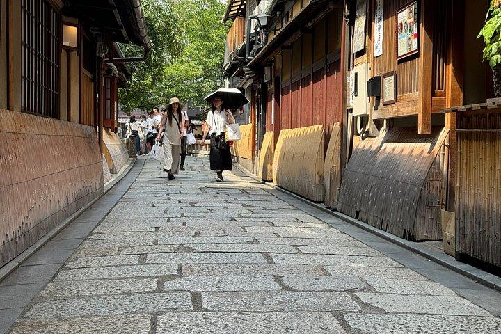 京都 : 少人数祇園芸者地区散策ツアー