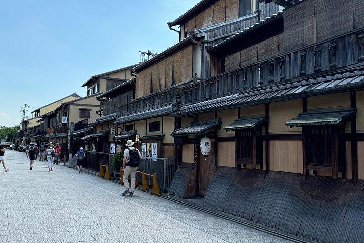 京都 : 少人数祇園芸者地区散策ツアー