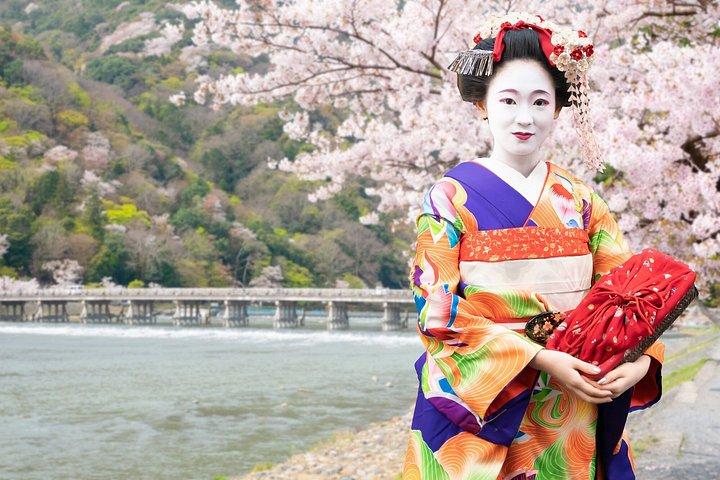 京都嵐山 霊廟と秘境を巡る