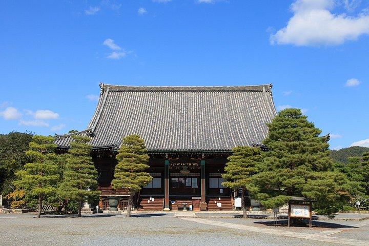 京都嵐山 霊廟と秘境を巡る