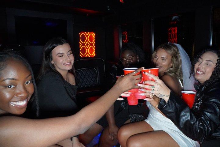 パーティーバスで飲み放題のヒップホップクラブ体験