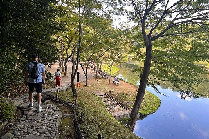 プロの庭師とE-bikeで巡る東京の紅葉狩りツアー