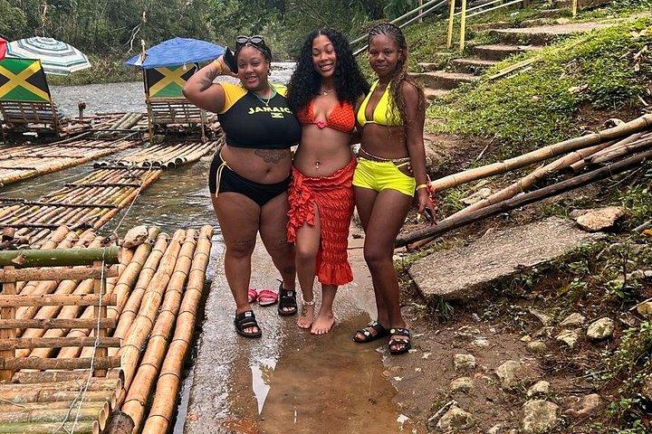 無料の石灰石マッサージ付きの竹筏ラフティングがすべて含まれています。