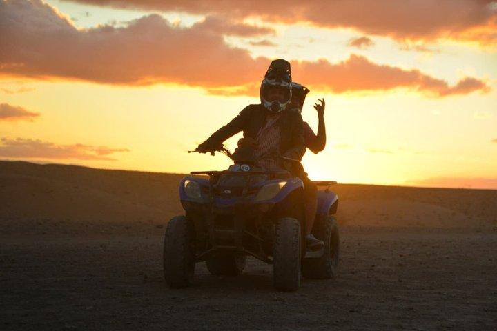 アガファイ砂漠のラクダの夕日を眺めるファイヤーショー付き高級ダイナー
