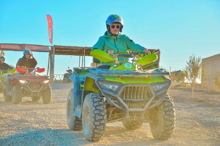 アガファイ砂漠のラクダの夕日を眺めるファイヤーショー付き高級ダイナー