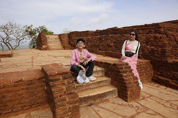 コロンボ発シギリヤ日帰り旅行：ライオンロック、ダンブッラ洞窟寺院