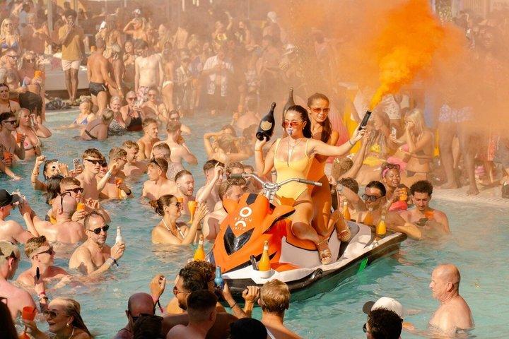 Ibiza Pool Crawl com o praia e bar aberto