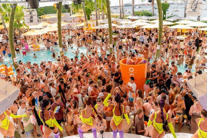 Ibiza Pool Crawl com o praia e bar aberto