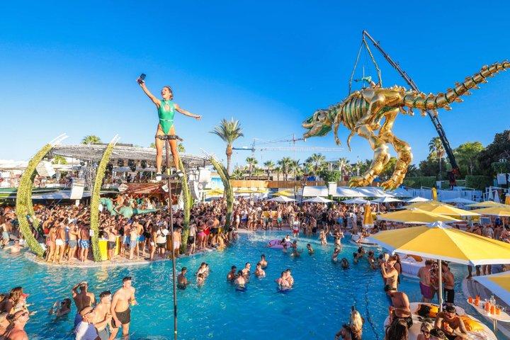 Ibiza Pool Crawl com o praia e bar aberto