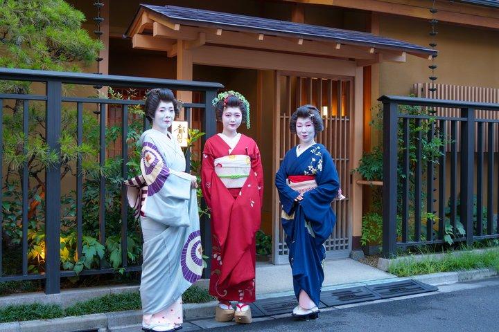 Rendimiento de Asakusa Geisha y experiencia en la casa de té