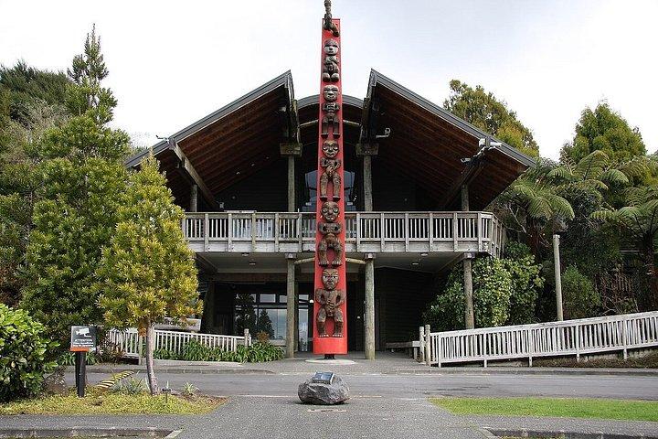 プライベートオークランドツアーエデン山、滝、黒砂のビーチなど