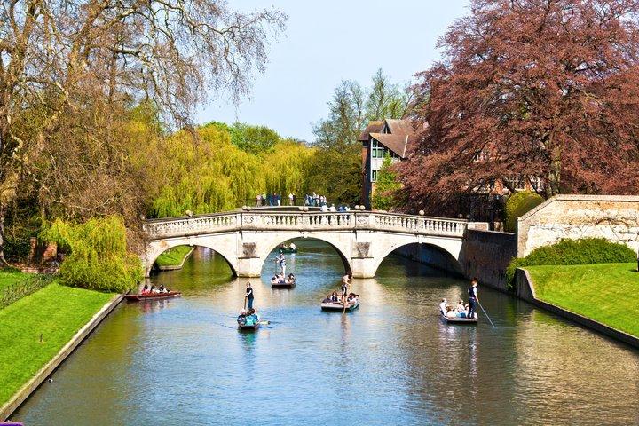 ロンドン発ウィンザー城、ストーンヘンジ、オックスフォード日帰りガイドツアー