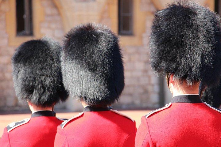 ロンドン発ウィンザー城、ストーンヘンジ、オックスフォード日帰りガイドツアー