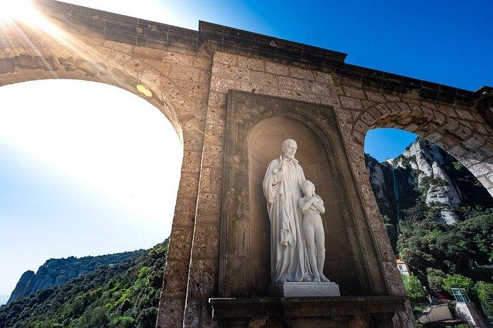 バルセロナからのケーブルカーと簡単なハイキング付きモントセラト半日ツアー
