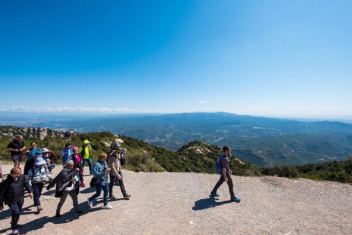 バルセロナからのケーブルカーと簡単なハイキング付きモントセラト半日ツアー