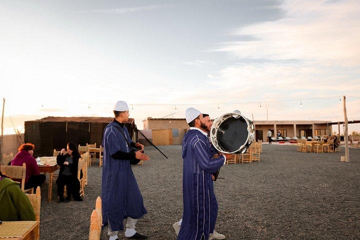 AGAFAY DESERT: ディナー、キャメル ライド、ベルベル キャンプ、サンセット