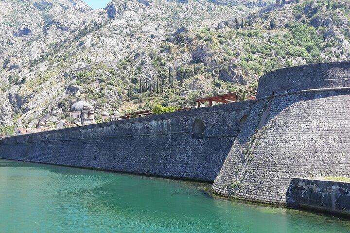 Montenegro Kleine Gruppe mit Luxus-Kleinbus