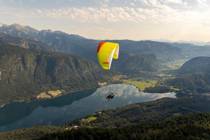 Vuelo en parapente en tándem sobre el lago Bohinj en los Alpes Julianos