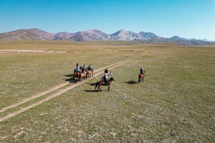 遊牧民の乗馬とユルト滞在としてのキルギス、ソンクル湖