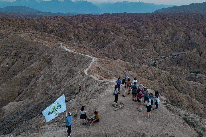 遊牧民の乗馬とユルト滞在としてのキルギス、ソンクル湖