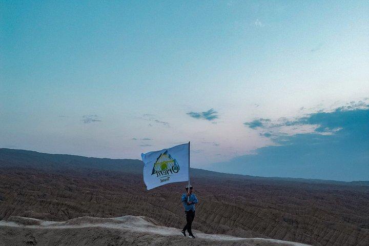 遊牧民の乗馬とユルト滞在としてのキルギス、ソンクル湖