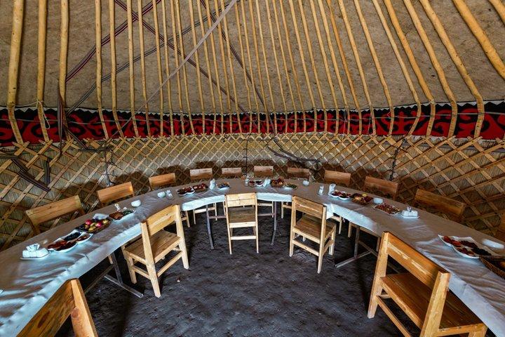 Quirguistão, Song Kul Lake como Nomad Horseback Riding e Yurt Stay