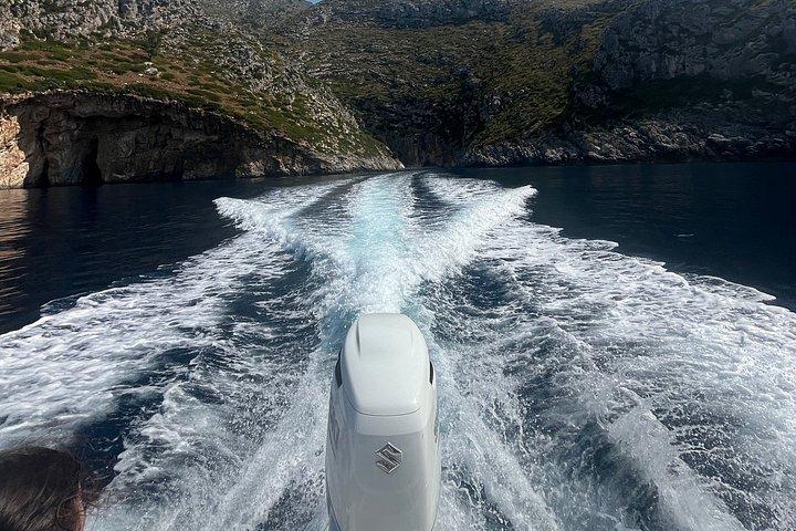 グラマベイ・ブルージェム洞窟とスイムシュノーケリングへのデルミボートツアー