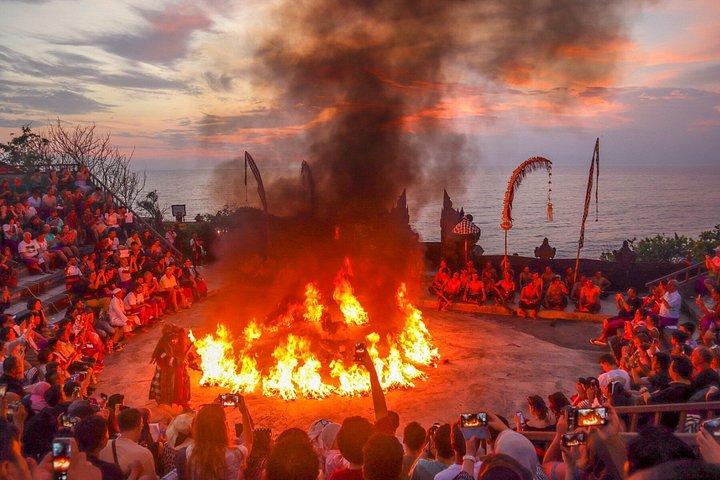 バリ島のサンセット： ウルワツ寺院-ケチャダンス-ジンバラン湾
