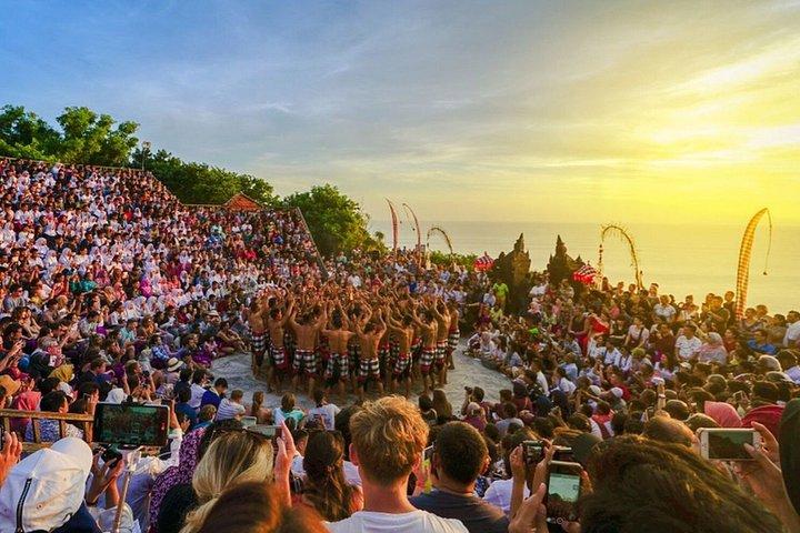バリ島のサンセット： ウルワツ寺院-ケチャダンス-ジンバラン湾