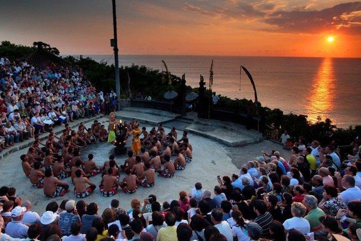 バリ島のサンセット： ウルワツ寺院-ケチャダンス-ジンバラン湾