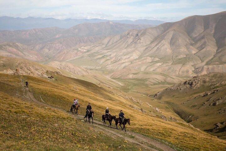 遊牧民の乗馬とユルト滞在としてのキルギス、ソンクル湖