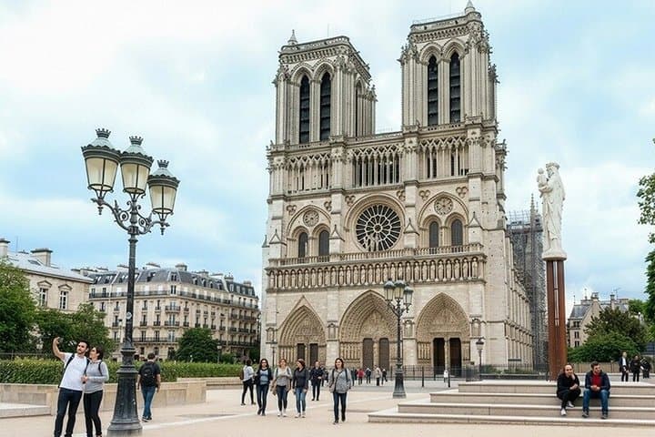 Small Group Notre Dame Tour with Scheduled Entry