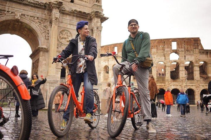 Rome Bike Tour Explore monumentos icônicos em duas rodas