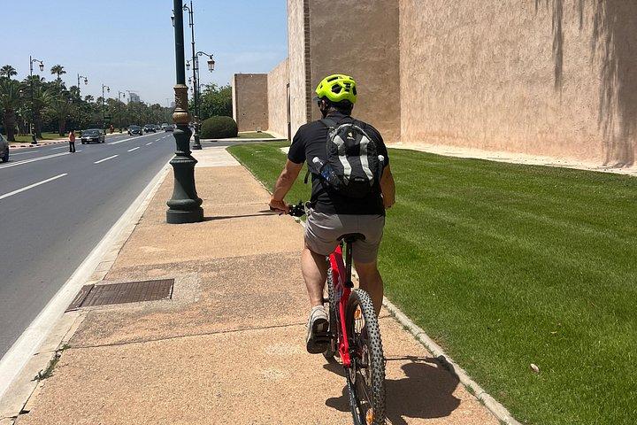 ラバトのランドマークを探索：公式ガイドによるプレミアムバイクツアー