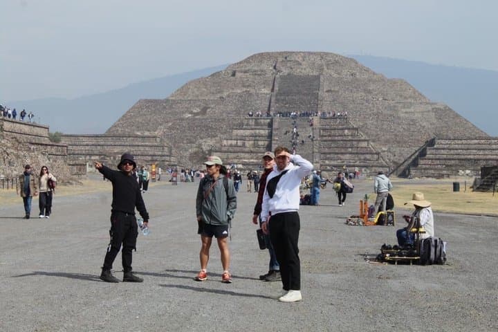 Pyramids of Teotihuacan without VIP commercial stops