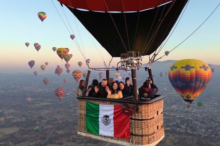 気球飛行 + 洞窟での朝食 + CDMX のピックアップ + ピラミッド。