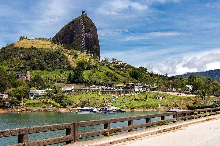 メデジンからグアタペとエル・ペニョール・ロックへのプライベート日帰りツアー