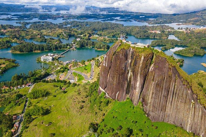メデジンからグアタペとエル・ペニョール・ロックへのプライベート日帰りツアー