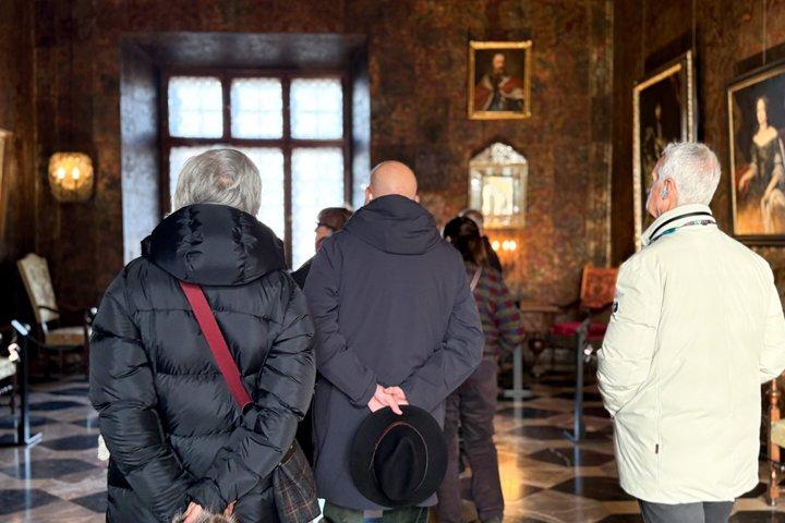 クラクフ：ゴルフカートによる旧市街、ヴァヴェル城、地下博物館の訪問、昼食