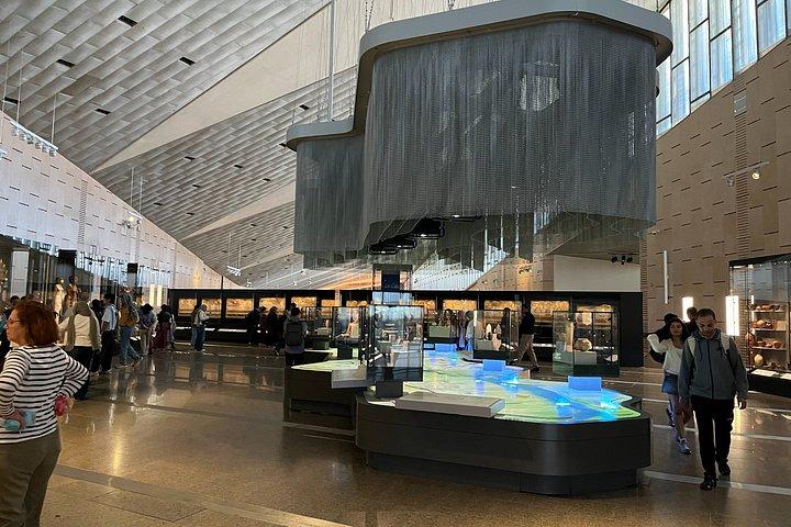 フルガダからカイロ：ギザのピラミッドと大エジプト博物館（GEM）