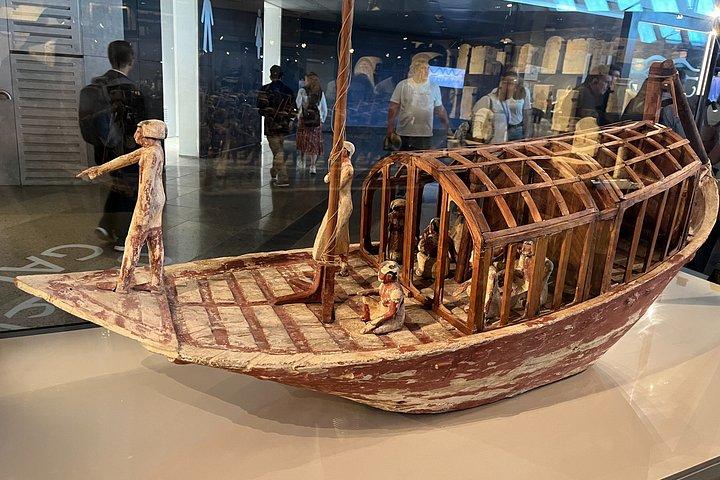 フルガダからカイロ：ギザのピラミッドと大エジプト博物館（GEM）