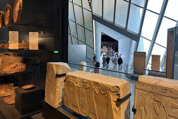 フルガダからカイロ：ギザのピラミッドと大エジプト博物館（GEM）