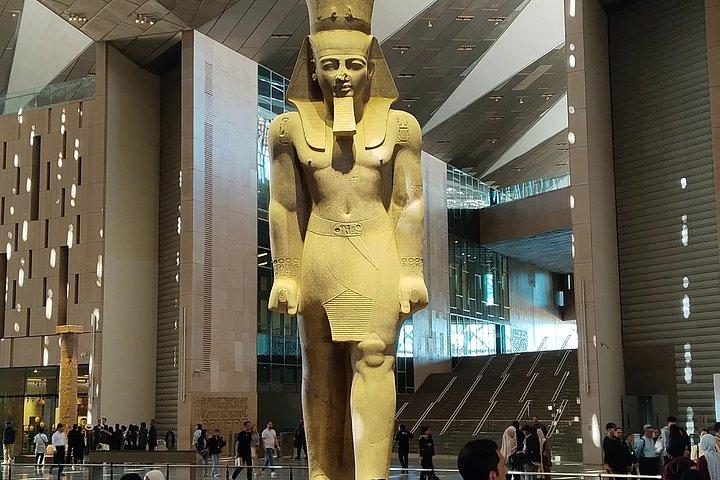 フルガダからカイロ：ギザのピラミッドと大エジプト博物館（GEM）