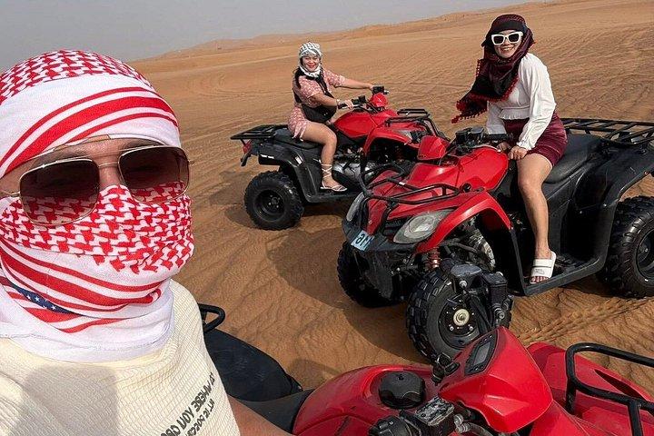 夕暮れの砂漠サファリドバイBBQ、ラクダ乗り、ATV（オプション）