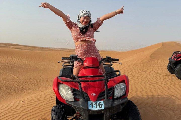 夕暮れの砂漠サファリドバイBBQ、ラクダ乗り、ATV（オプション）